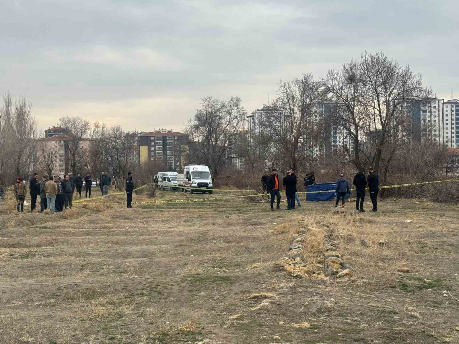 Niğde&rsquo;de arazide erkek cesedi bulundu
