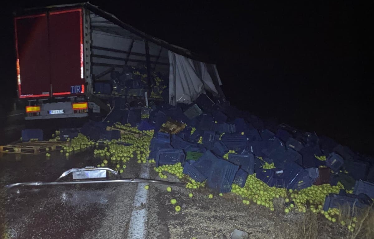 Beyşehir’de tır bariyerlere çarptı: 1 yaralı