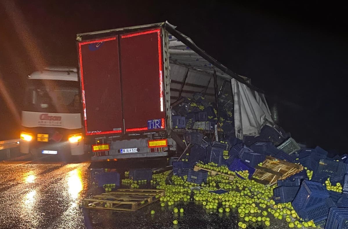 Beyşehir&rsquo;de tır bariyerlere &ccedil;arptı: 1 yaralı
