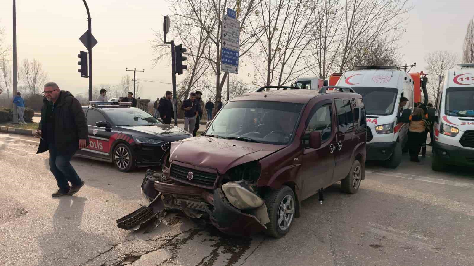 Hafif ticari ara&ccedil;lar &ccedil;arpıştı: 3&rsquo;&uuml; &ccedil;ocuk 7 yaralı
