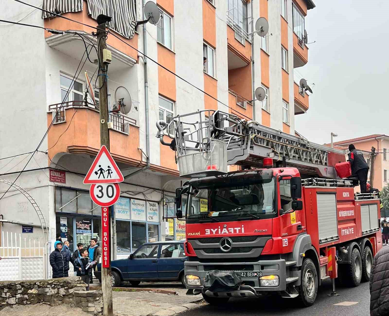 Beyşehir&rsquo;de itfaiye merdiveni bu kez direğin tepesindeki kedi i&ccedil;in uzatıldı
