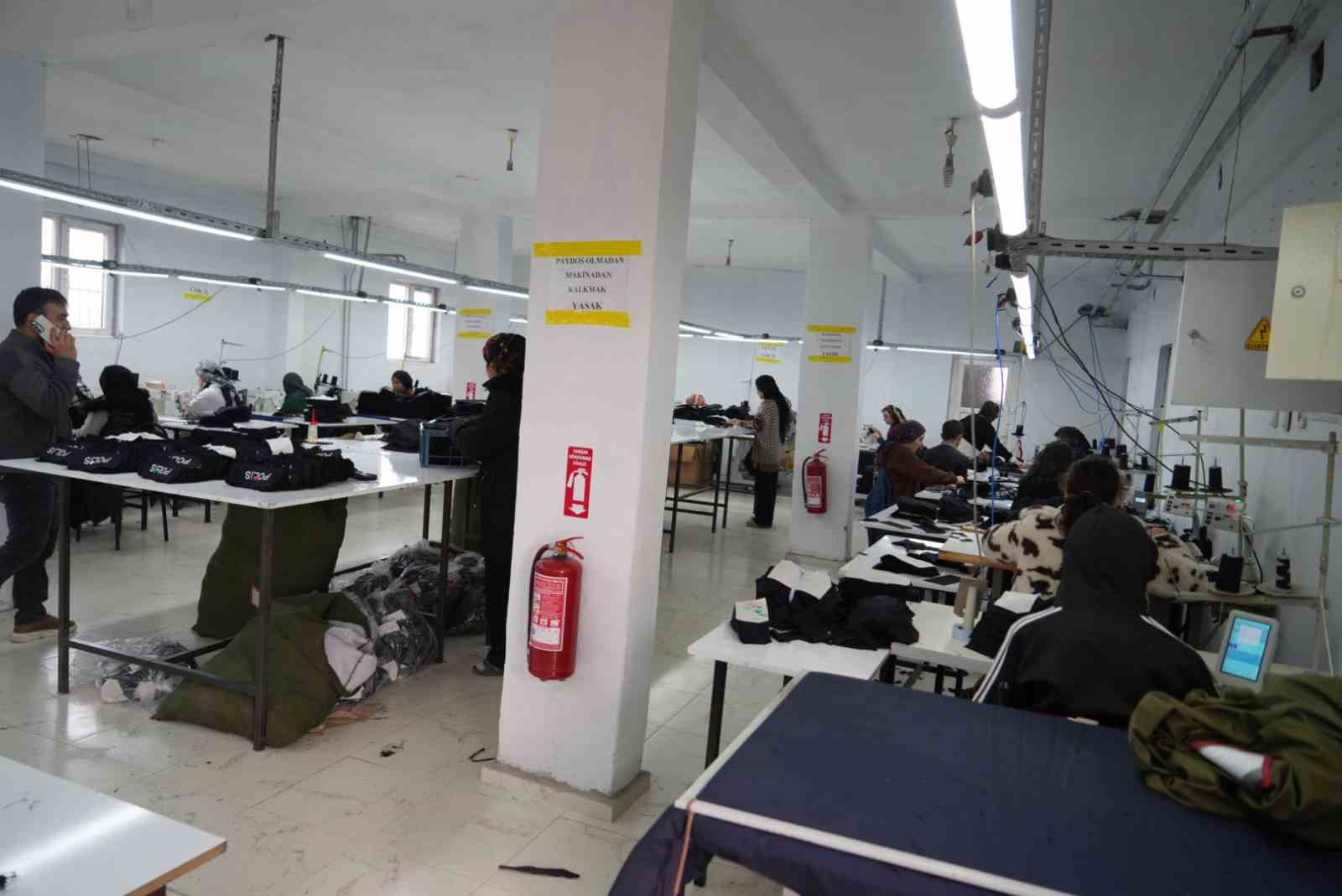 Tersine g&ouml;&ccedil;: Metropolden k&ouml;y&uuml;ne d&ouml;nd&uuml;, kurduğu fabrika ile gen&ccedil;lerin istihdam umudu oldu
