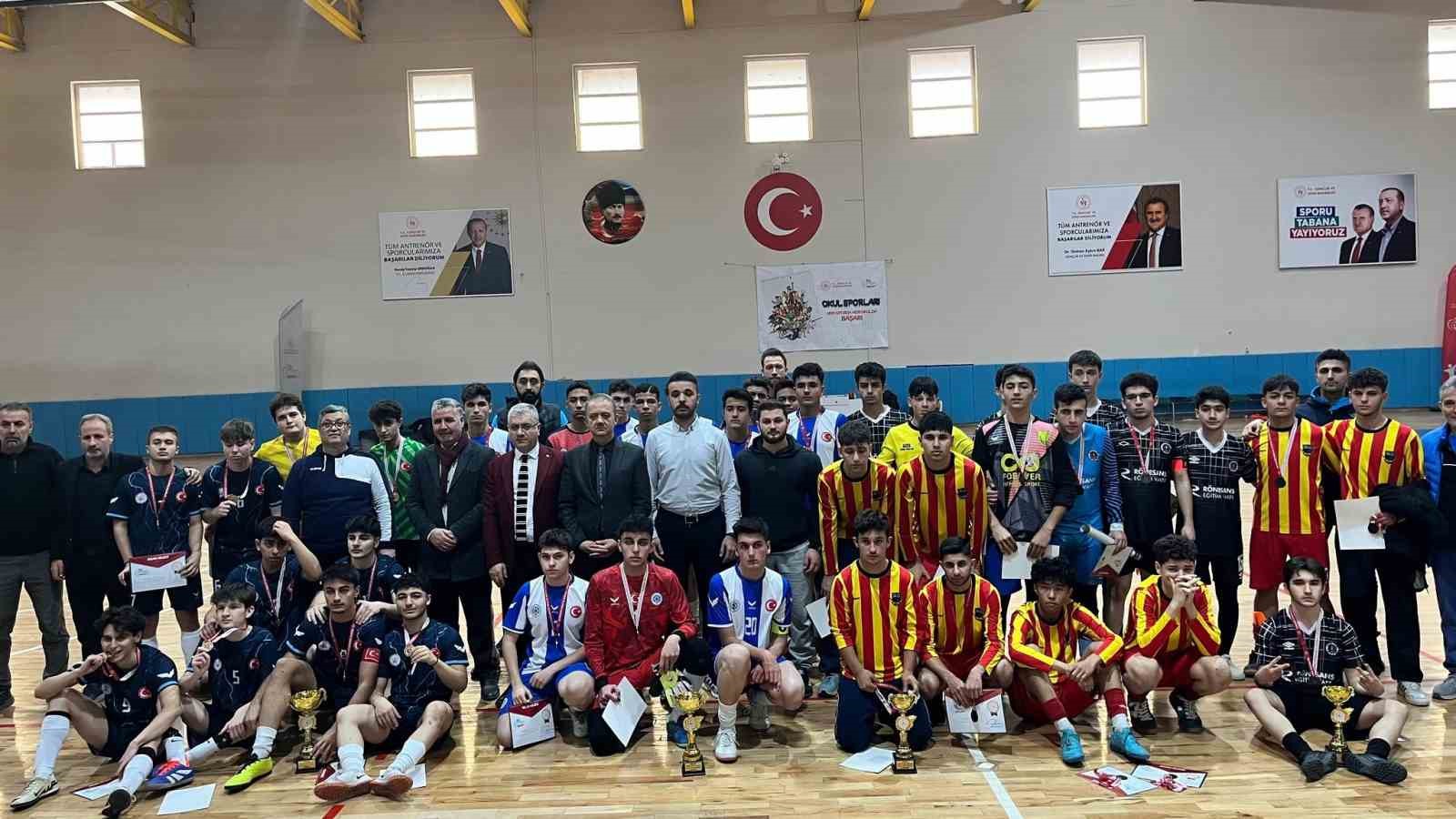 Malatya&rsquo;da badminton ve futsal il şampiyonları kupalarını aldı
