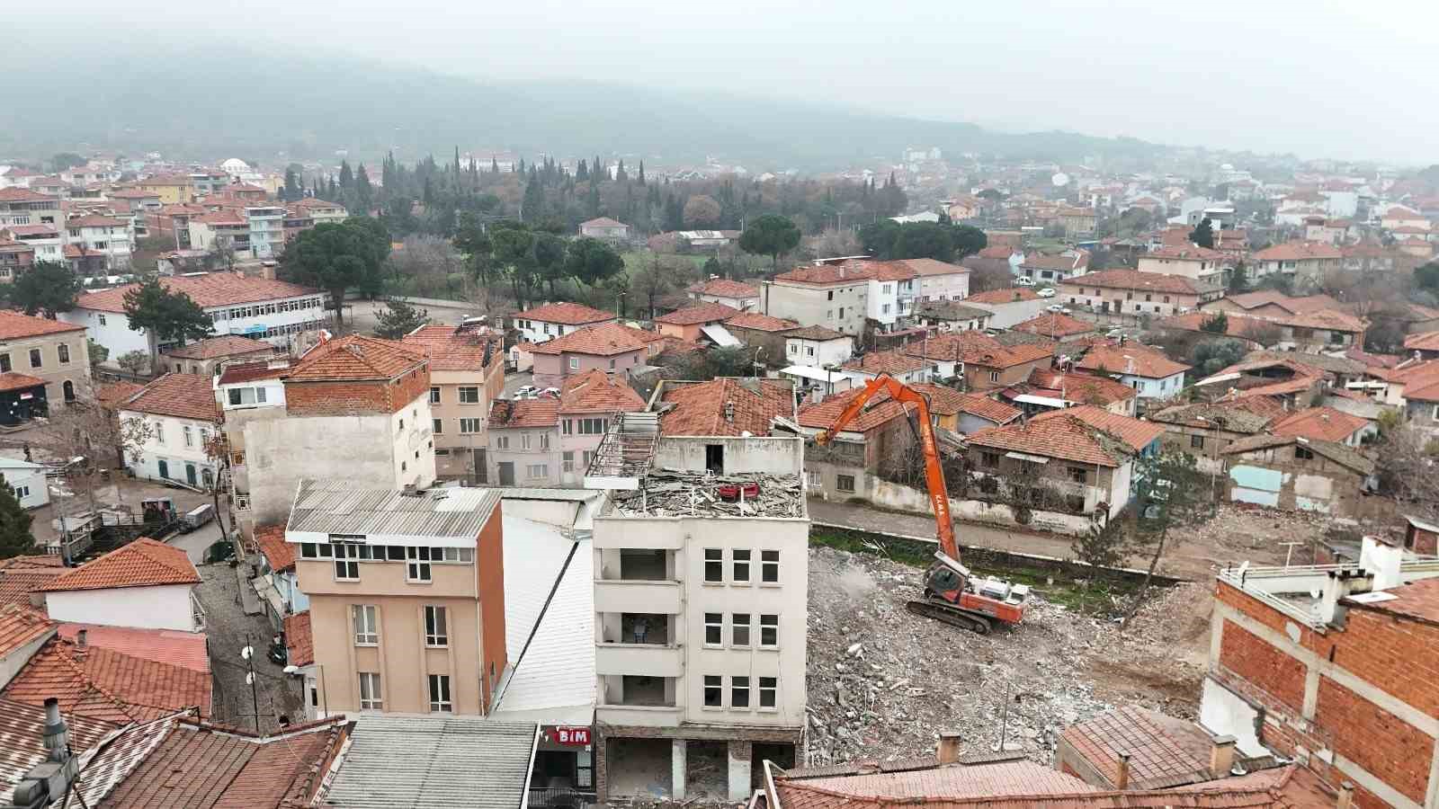 Depremin ardından Sındırgı&rsquo;da tehlikeli yapılar kaldırılıyor
