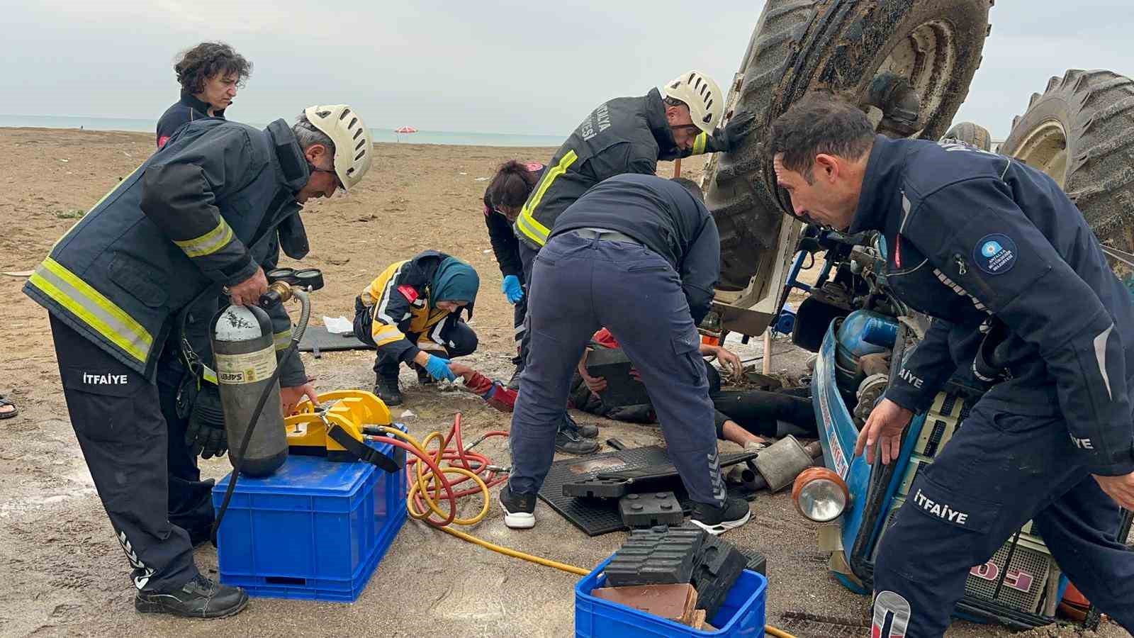 Sahilde trakt&ouml;r&uuml;n altında kalan 2 gen&ccedil;ten biri hayatını kaybetti
