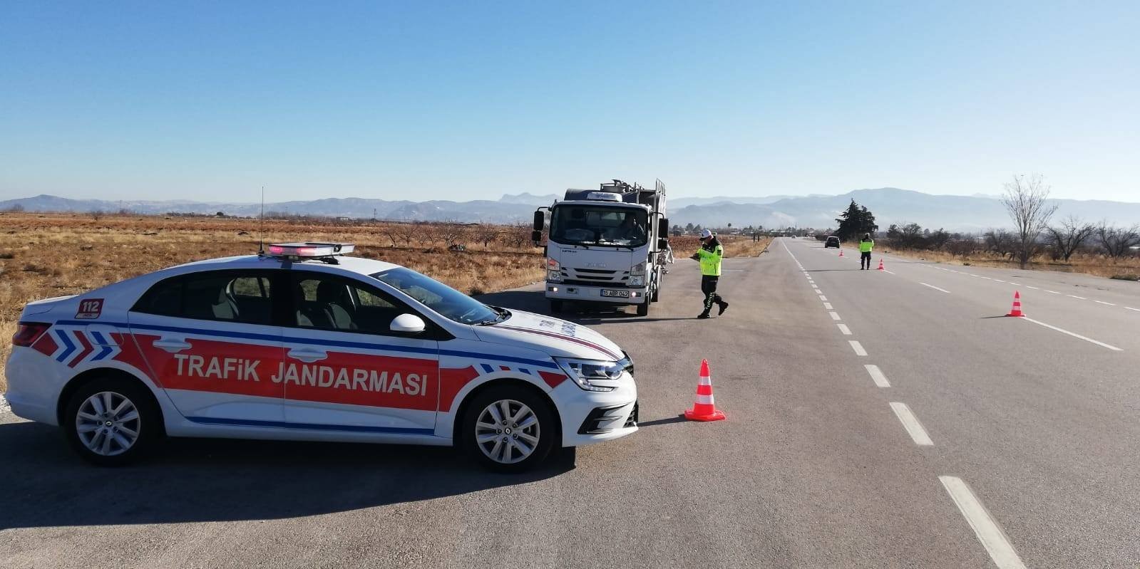 Burdur&rsquo;da jandarmadan trafik denetimi: 502 ara&ccedil; ve s&uuml;r&uuml;c&uuml;s&uuml;ne para cezası
