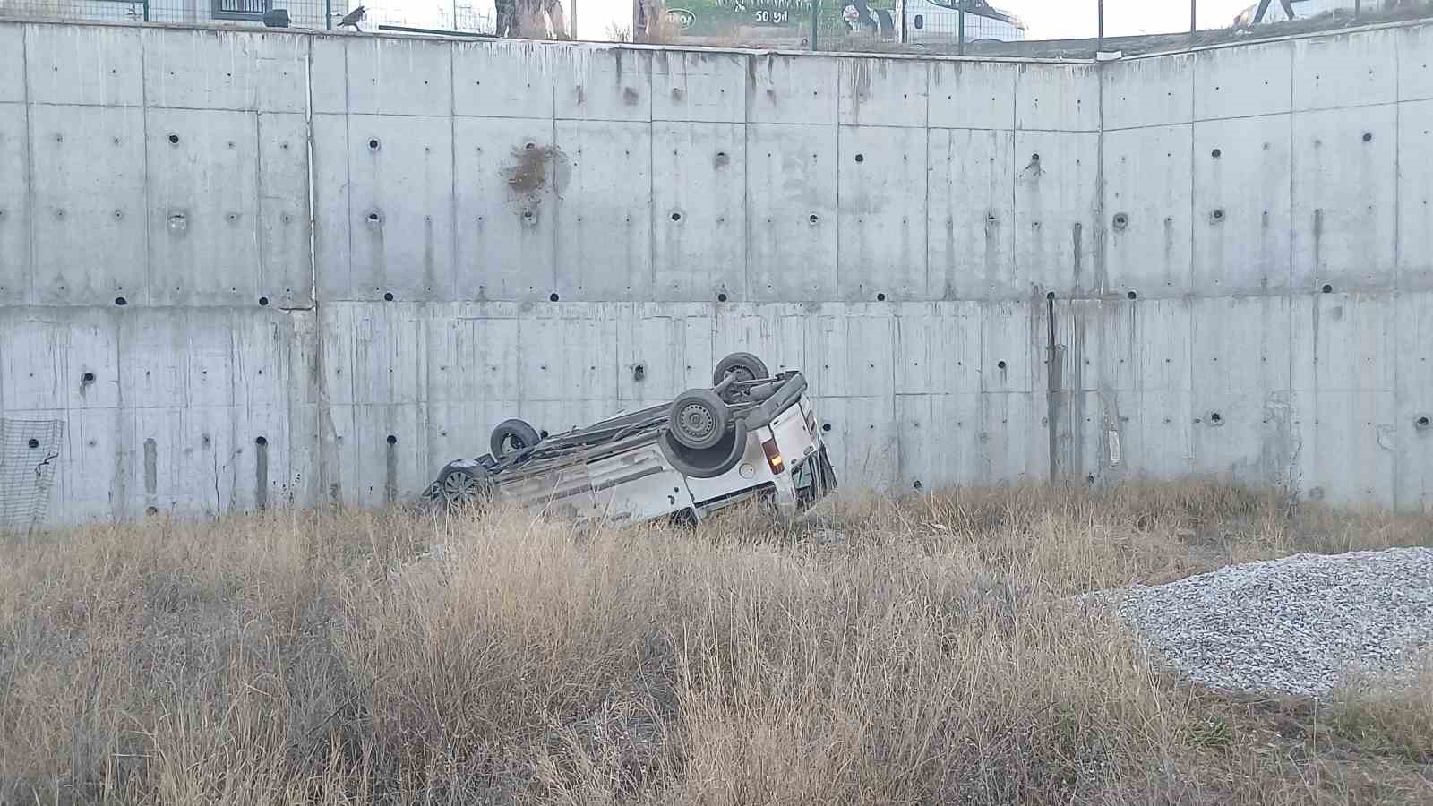 Hafif ticari araç 8 metrelik istinat duvarından sahaya uçtu: 1 ağır yaralı