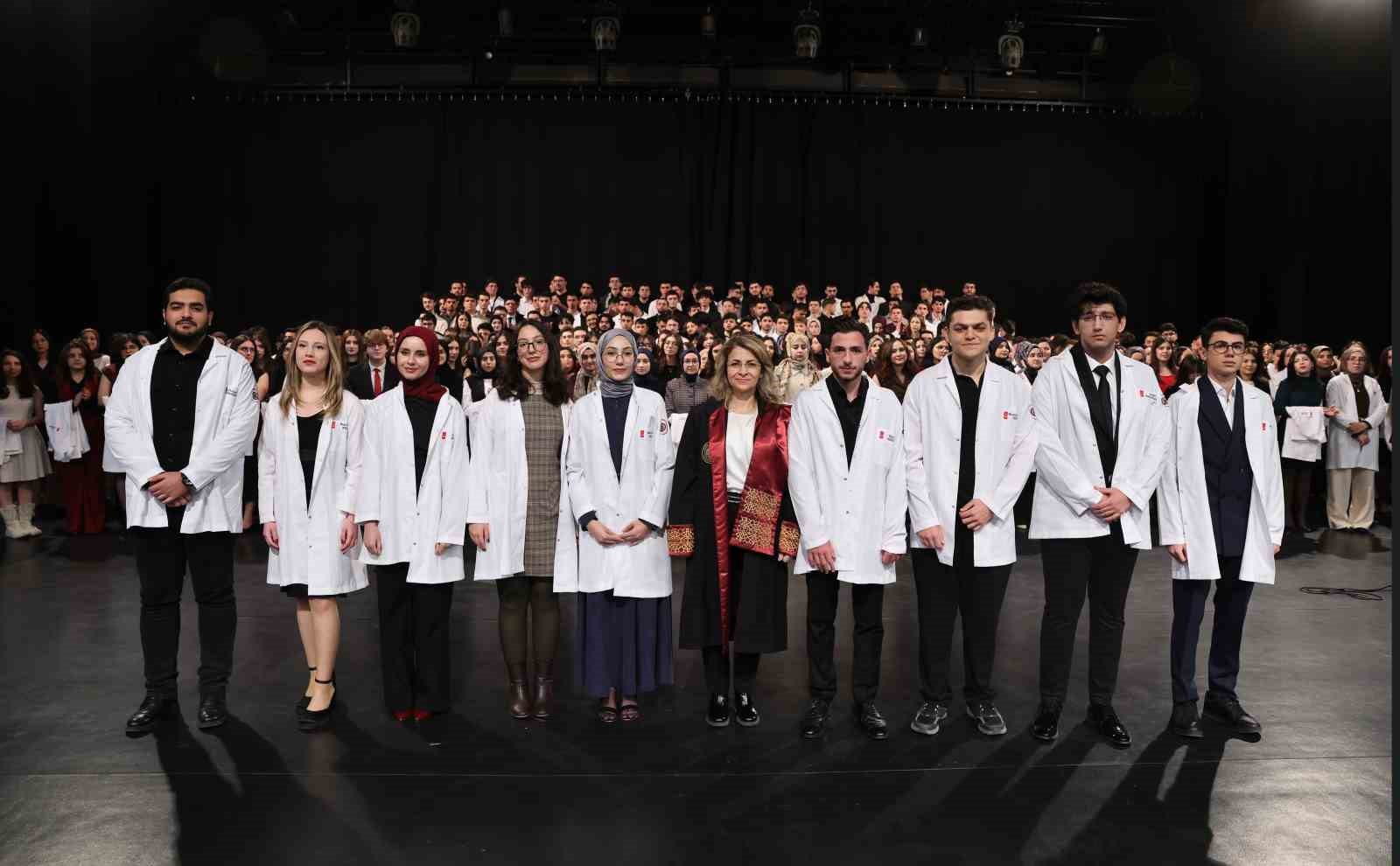 Atat&uuml;rk &Uuml;niversitesi Tıp Fak&uuml;ltesinde beyaz &ouml;nl&uuml;k heyecanı
