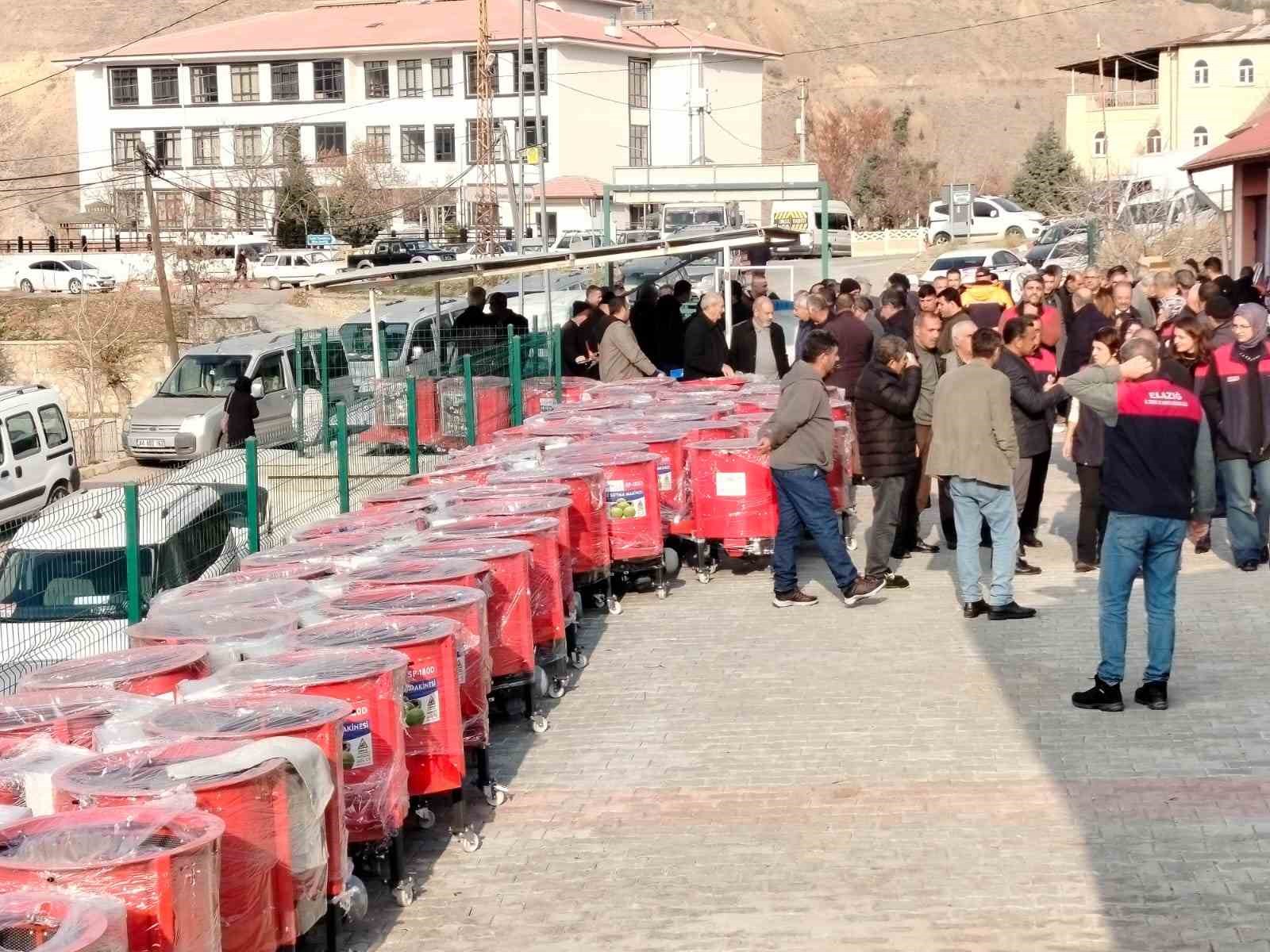 Keban’da çiftçilere makine dağıtıldı