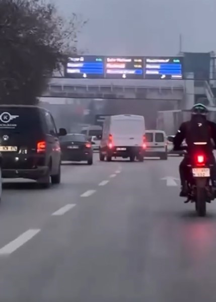 Minibüs sürücüsü makas atarak trafiği tehlikeye düşürdü