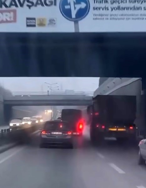 Minib&uuml;s s&uuml;r&uuml;c&uuml;s&uuml; makas atarak trafiği tehlikeye d&uuml;ş&uuml;rd&uuml;
