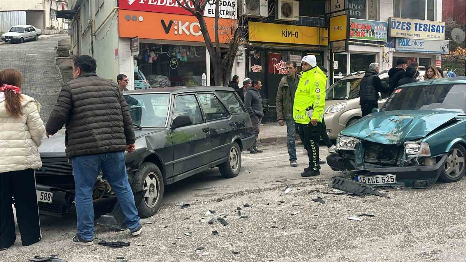 Burdur&rsquo;da 2 Tofaş &ccedil;arpıştı: 1 yaralı
