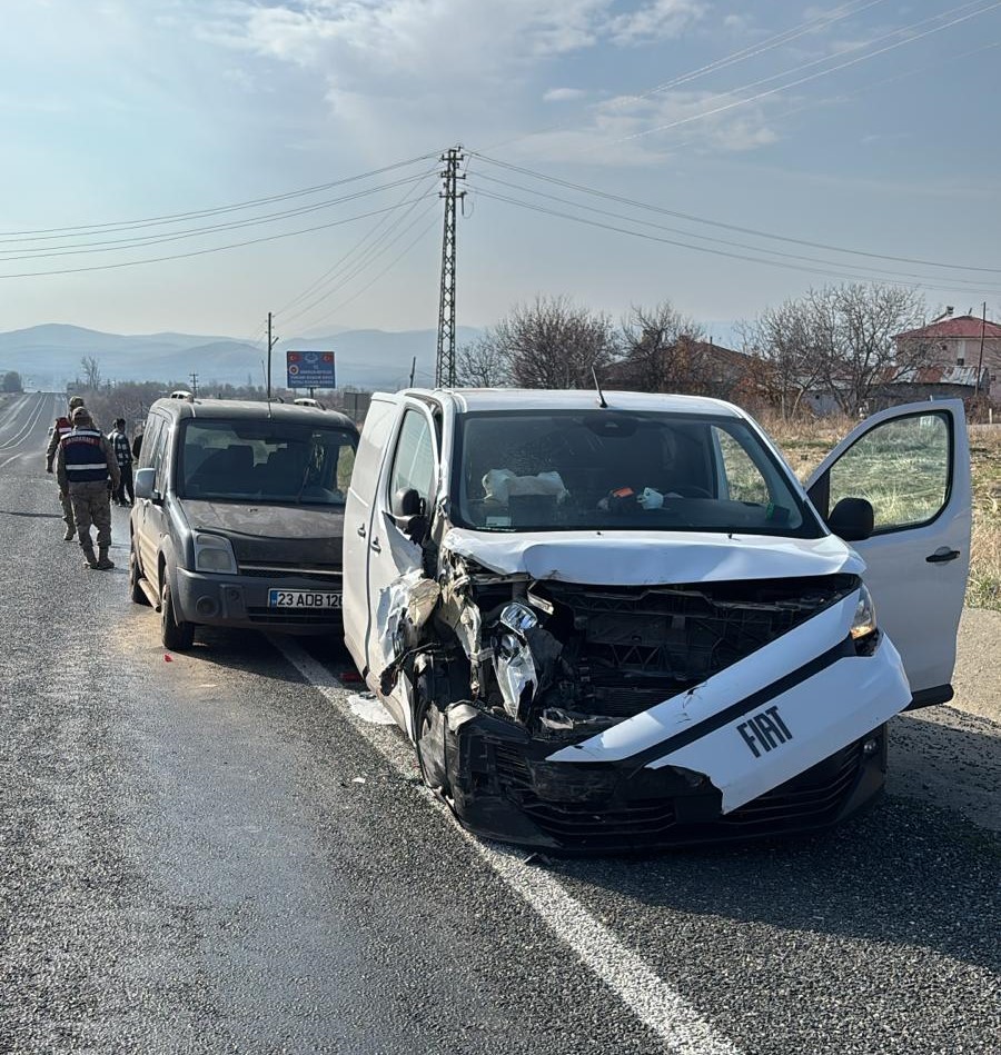 Elazığ’da trafik kazası: 3 yaralı