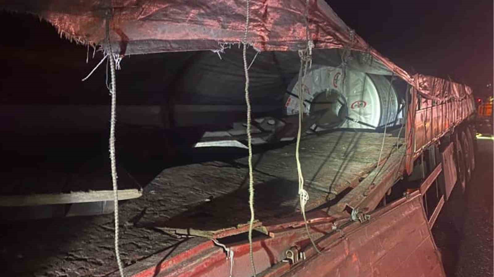 Yaban hayvanı kazaya yol a&ccedil;tı: Devrilen tırın &uuml;zerindeki demir plaka başka bir tıra &ccedil;arptı
