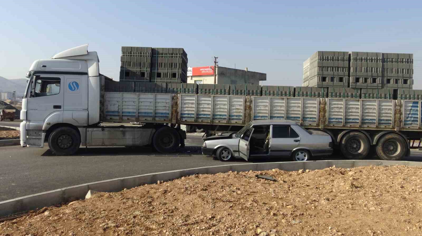 Otomobil tırın dorsesinin altında kaldı: S&uuml;r&uuml;c&uuml;n&uuml;n burnu bile kanamadı
