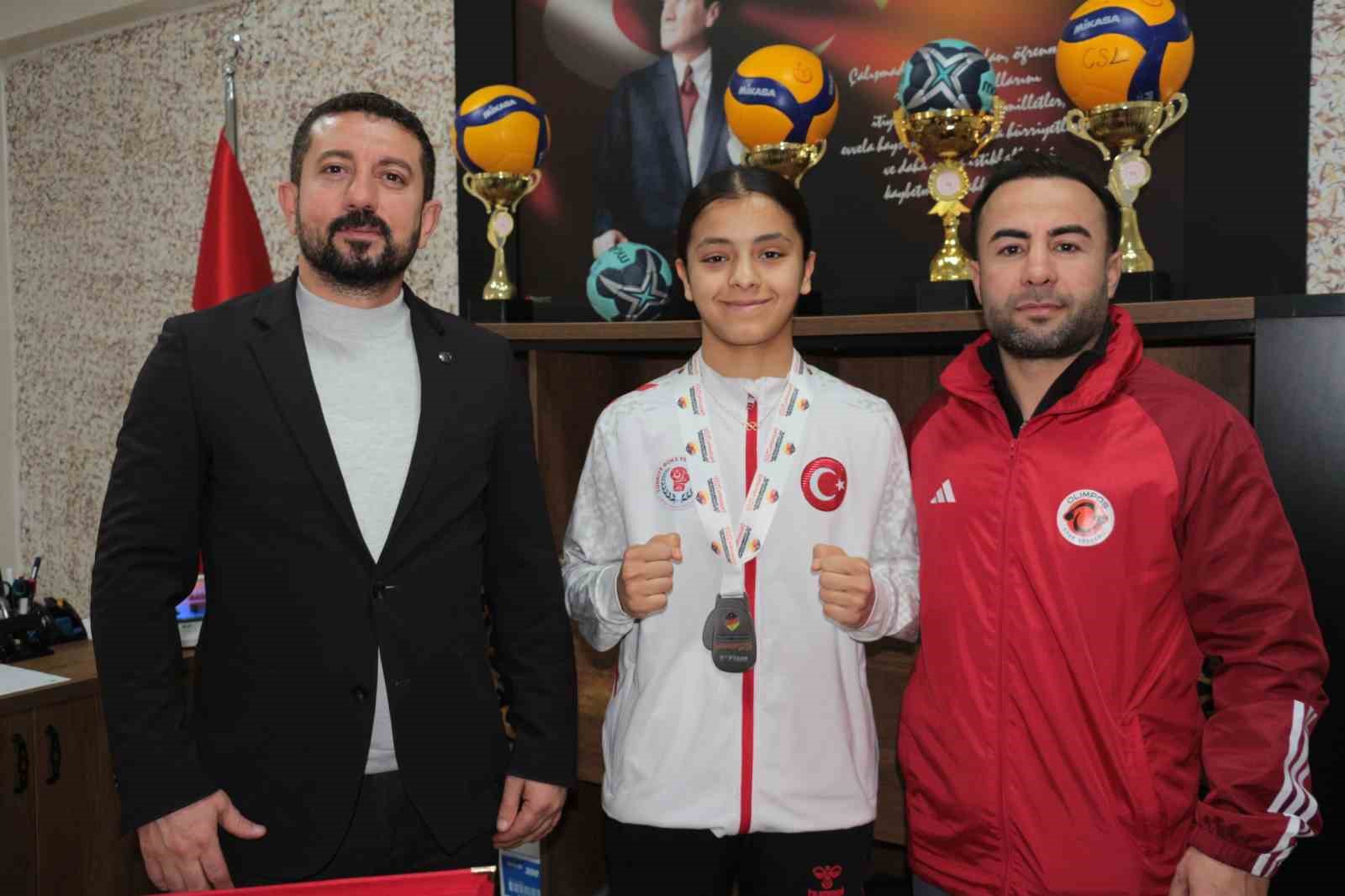 Boksta Avrupa 2.’si olan Asmin Çabas’a, Cizre’de coşkulu karşılama