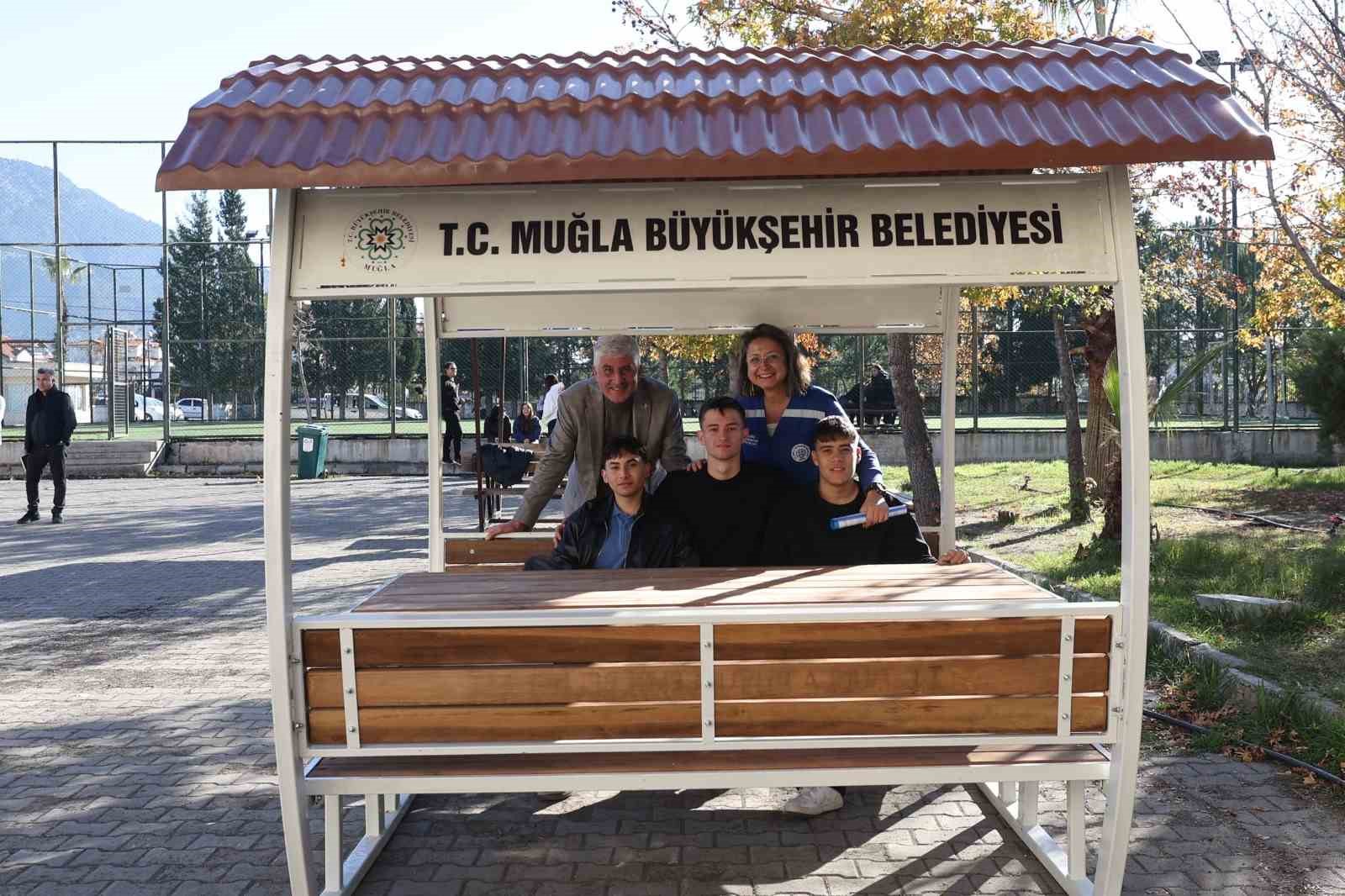 K&ouml;yceğiz&rsquo;de ortak yaşam alanlarına &rsquo;kent mobilyası&rsquo; yerleştirildi
