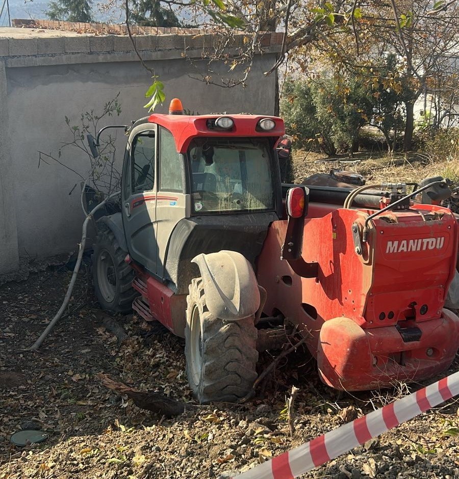 Freni patlayan iş makinesinin &ccedil;arptığı gen&ccedil; ağır yaralandı
