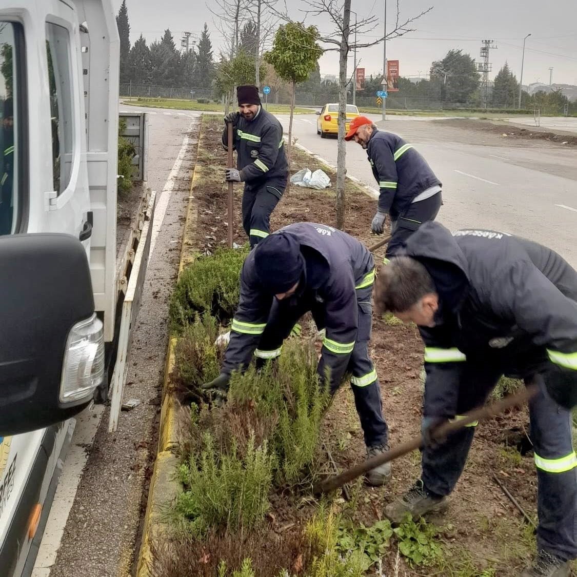K&ouml;rfez&rsquo;de yeşil alanlar &ccedil;i&ccedil;eklerle s&uuml;sleniyor
