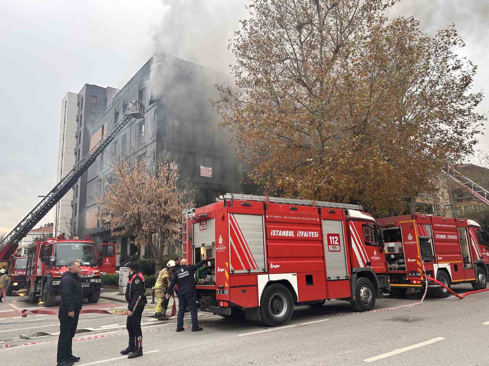 Bağdat Caddesi&rsquo;nde &ccedil;atı katında &ccedil;ıkan yangın b&uuml;y&uuml;d&uuml;, 2 bloklu bina k&uuml;le d&ouml;nd&uuml;
