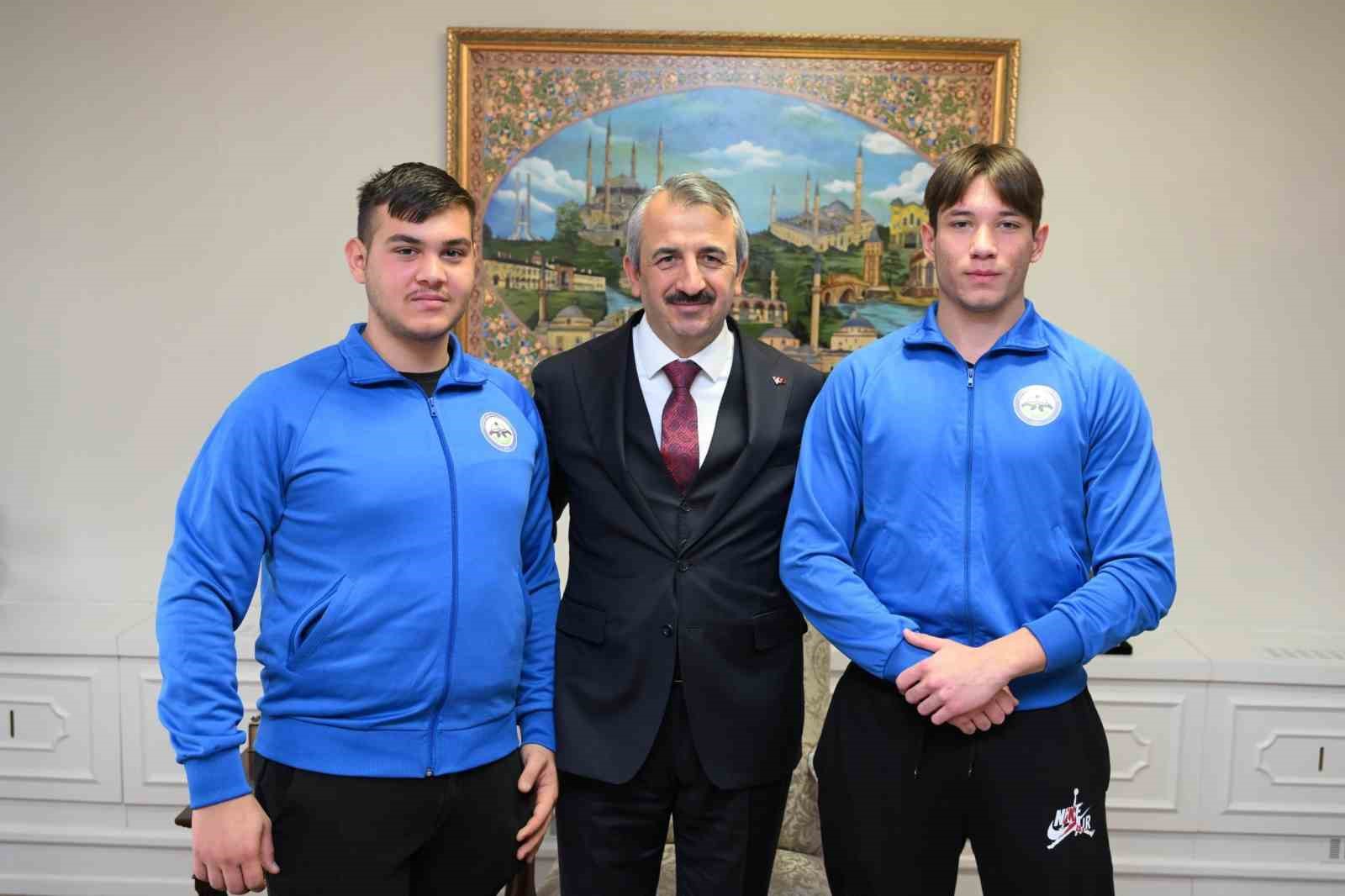 Validen &ouml;rnek davranış sergileyen liseli gen&ccedil;lere teşekk&uuml;r
