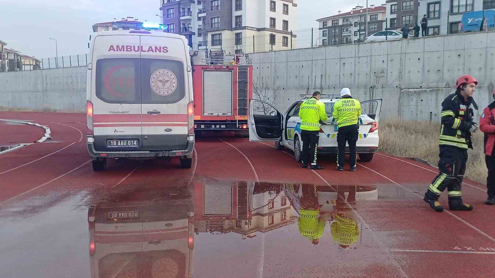 Hafif ticari ara&ccedil; 8 metrelik istinat duvarından sahaya u&ccedil;tu: 1 ağır yaralı
