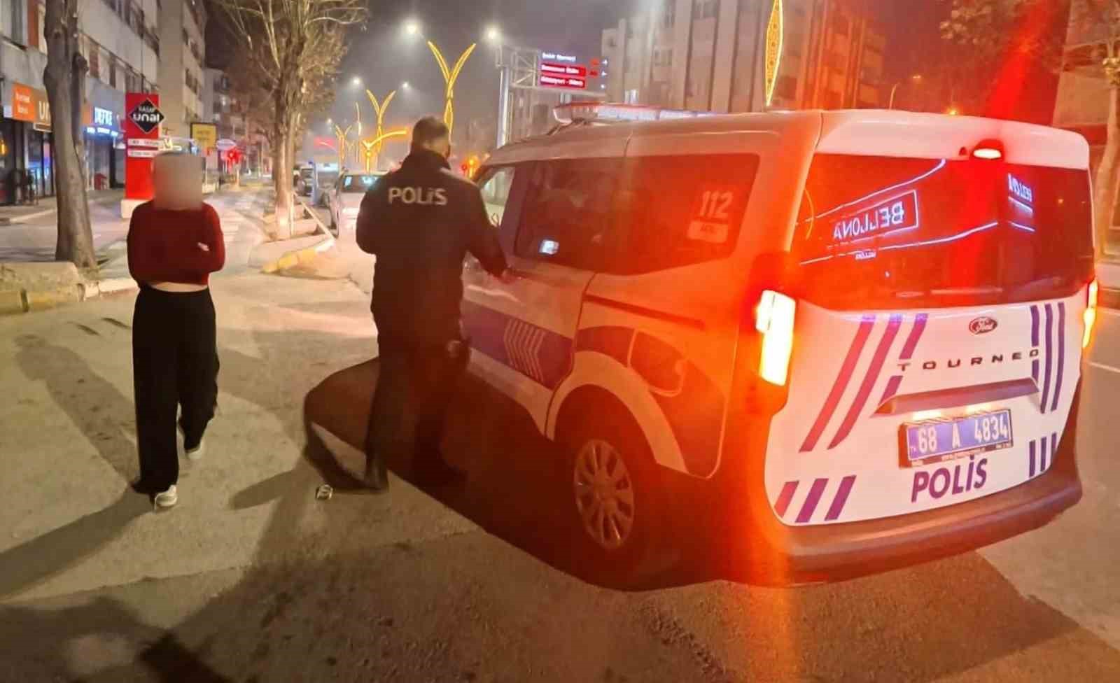 Kaldırıma yatıp &ccedil;ığlık attı, polisi g&ouml;r&uuml;nce ka&ccedil;mak istedi
