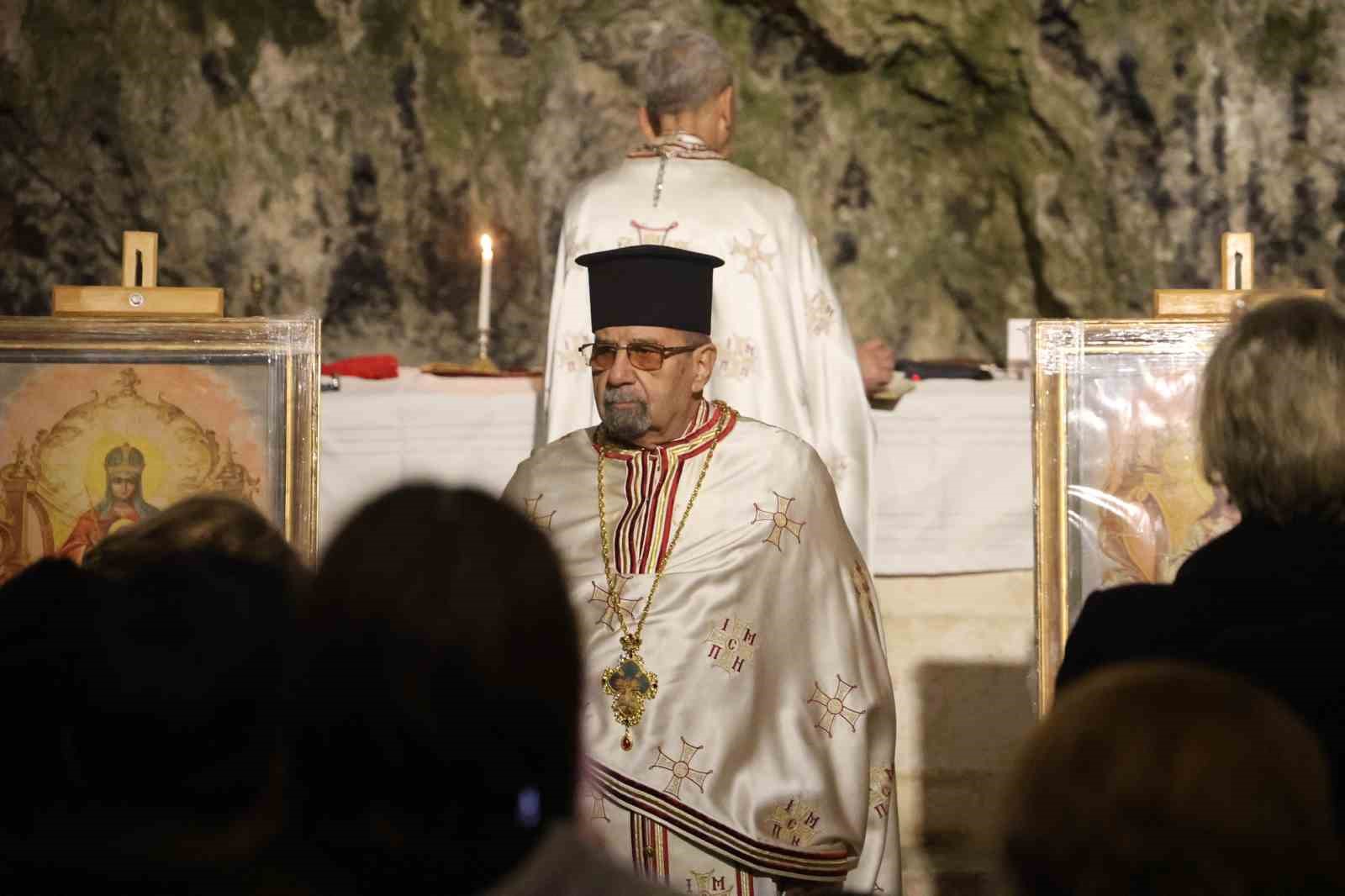 D&uuml;nya&rsquo;nın ilk mağara kilisesinde Noel ayini
