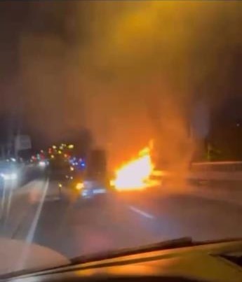 Ey&uuml;psultan&rsquo;da seyir halindeki otomobil alevlere teslim oldu
