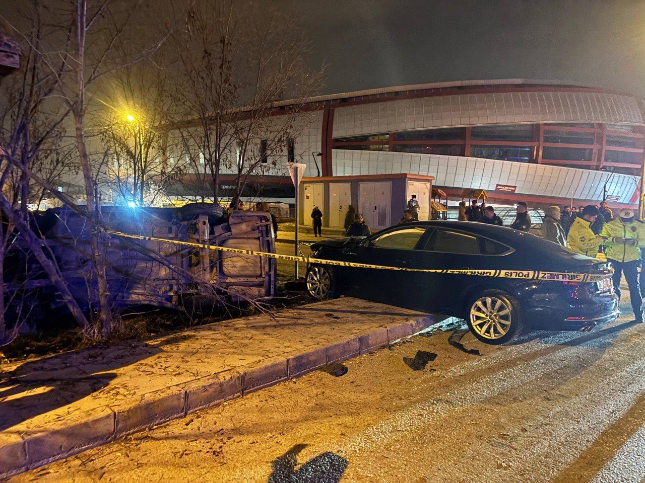 Erzincan&rsquo;da iki otomobil &ccedil;arpıştı: 5 yaralı
