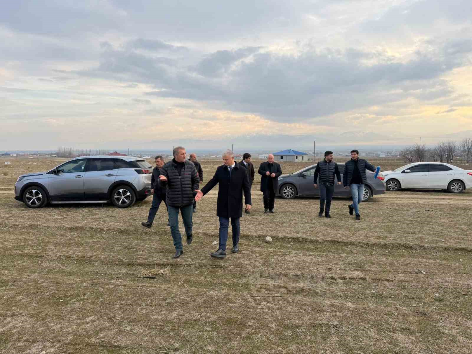 Yaygın beldesine sentetik &ccedil;im y&uuml;zeyli futbol sahası yapılacak
