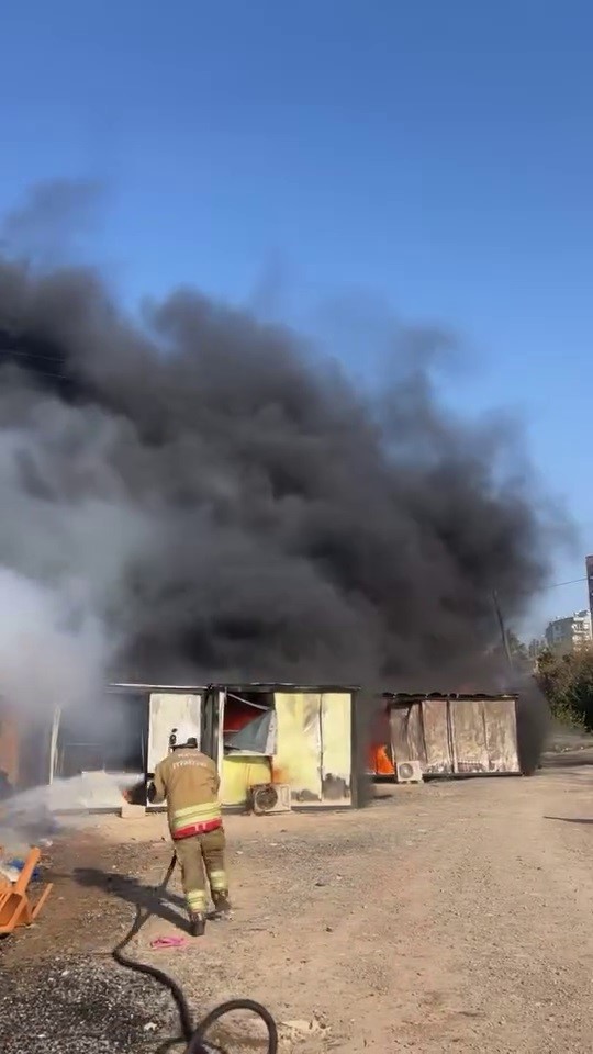 İşçilerin kaldığı konteyner yatakhane alevlere teslim oldu