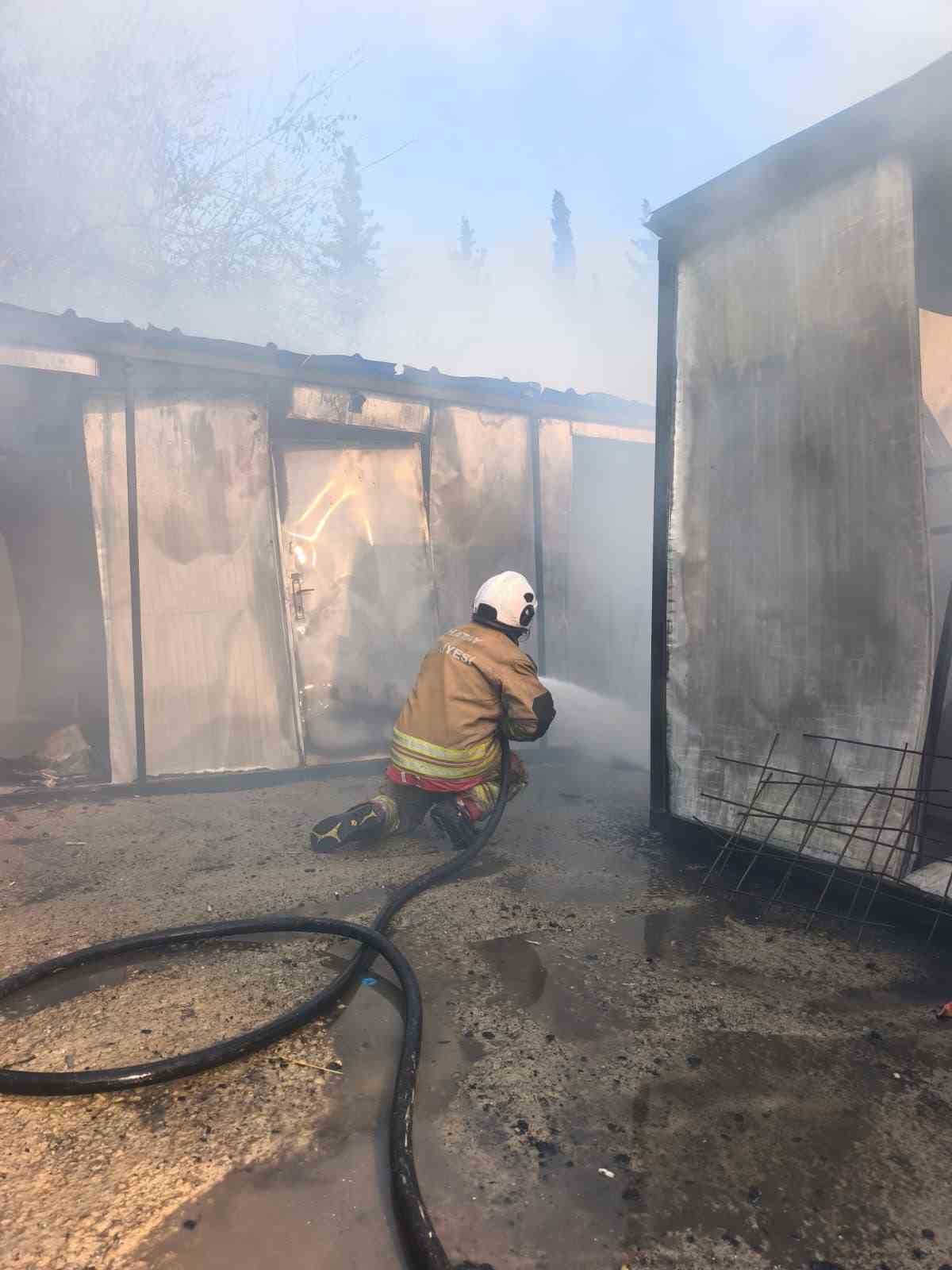 İş&ccedil;ilerin kaldığı konteyner yatakhane alevlere teslim oldu
