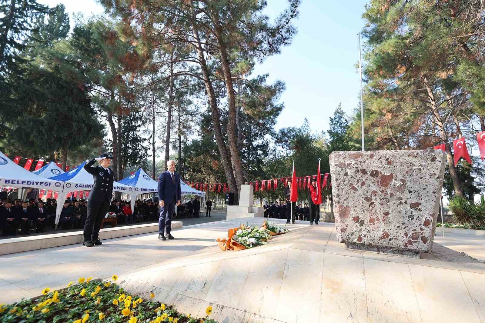 Şahinbey, Antep Savunması’nın kahramanlarını mezarları başında andı