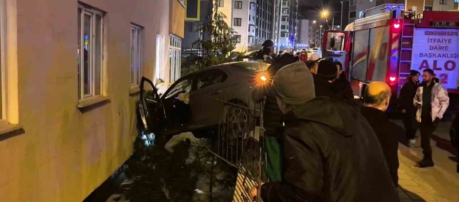 Otomobil bah&ccedil;e duvarında asılı kaldı
