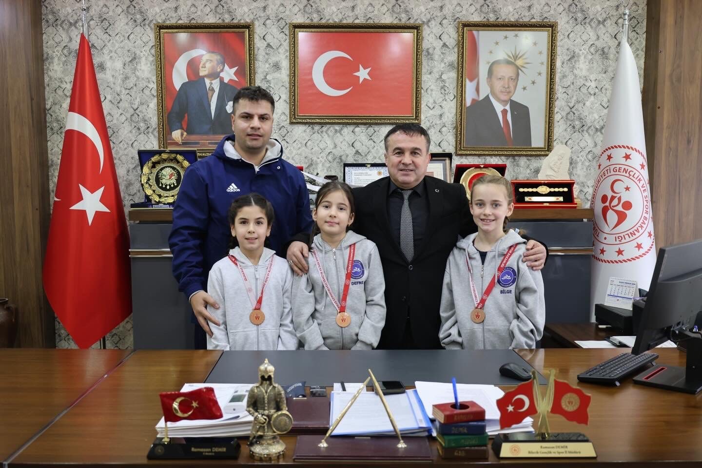 Dereceye giren minik yüzücülerden Bilecik’e gurur