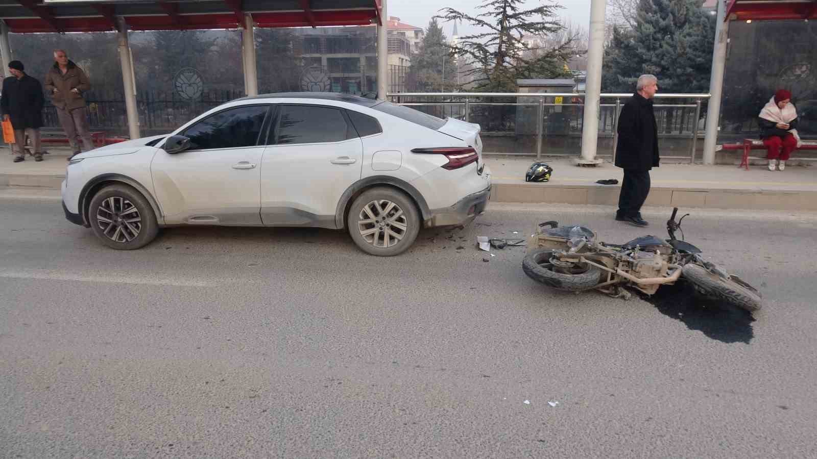 Malatya&rsquo;da otomobille &ccedil;arpışan motosikletli yaralandı

