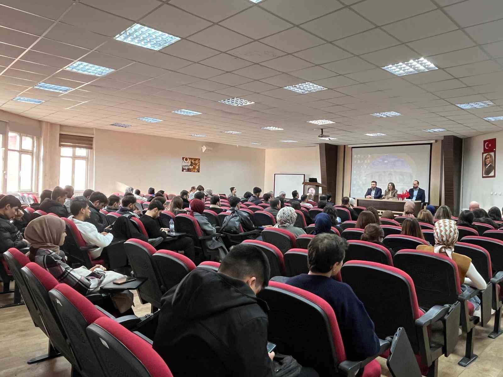 TOGÜ’de Mehmet Akif’in edebi ve fikri mirası ele alındı