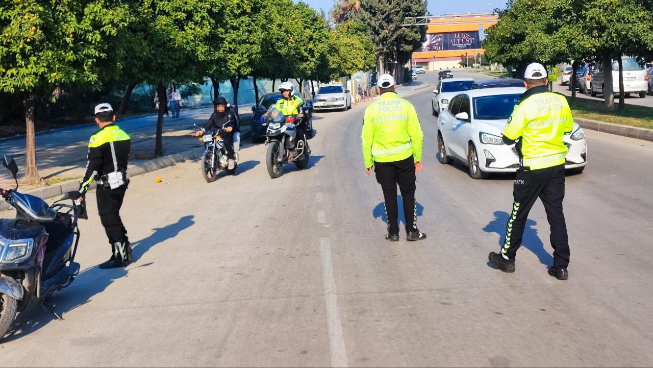 Adana&rsquo;da neredeyse durdurulan her iki motosikletliden biri ceza yedi
