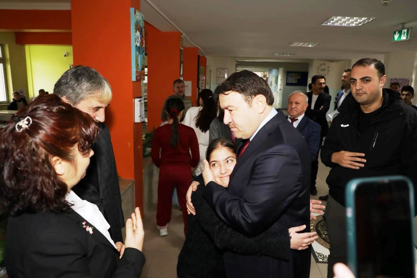 Kütahya Valisi Işın: "Özel bireylerin mesleki beceriler kazanması ve üretime katılması büyük önem taşıyor"