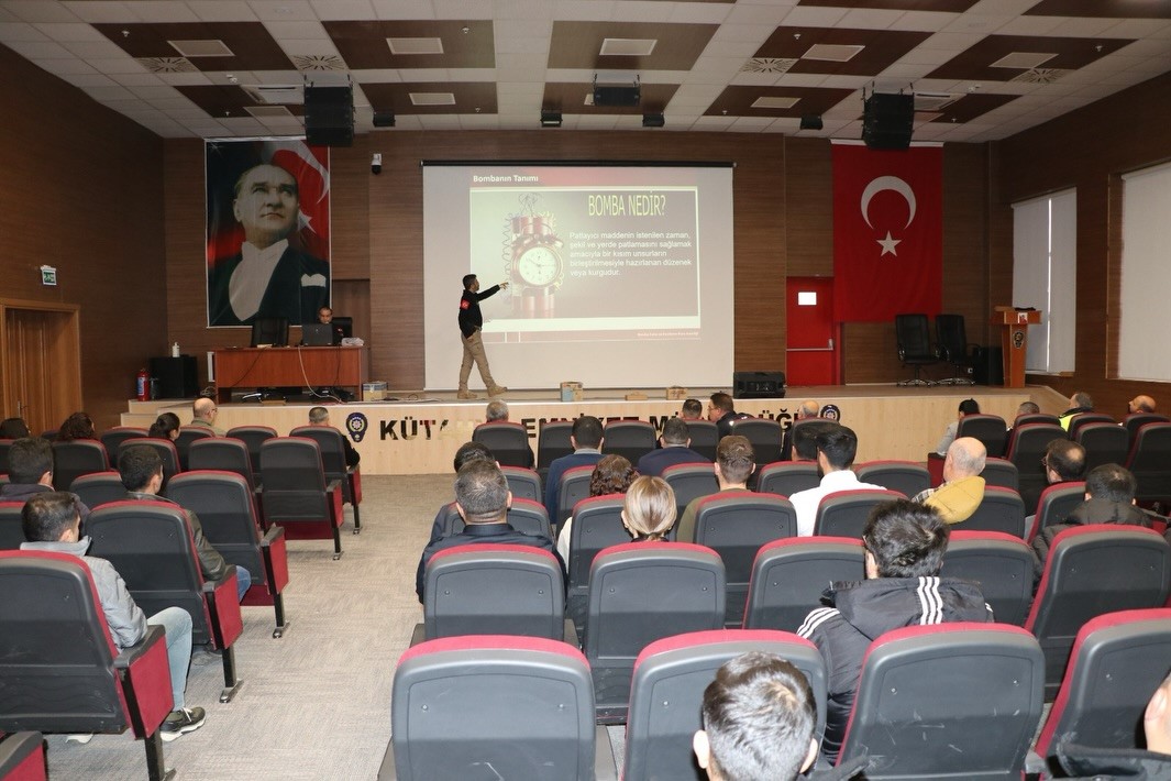 Kütahya’da emniyet personeline, "İntihar saldırılarının tespiti ve alınacak önlemler" konulu seminer