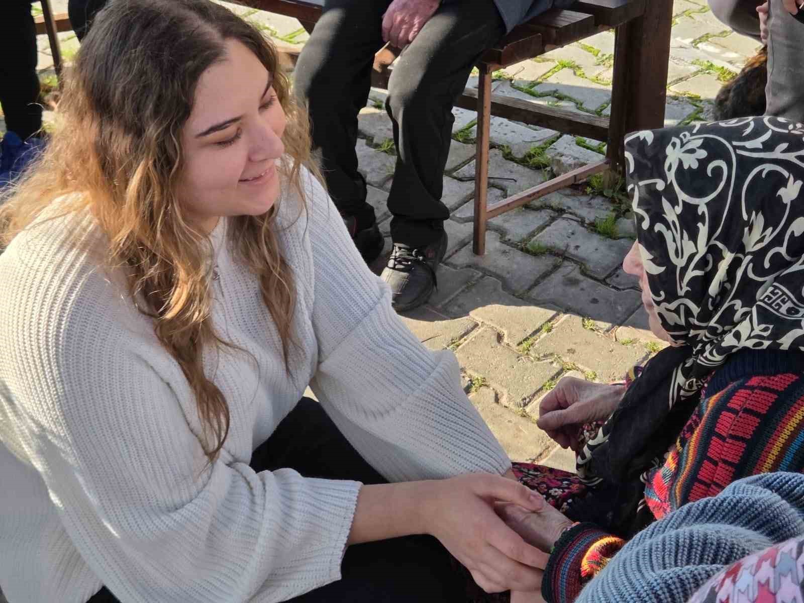 Üniversiteli gençler, yaşlı çınarları unutmadı