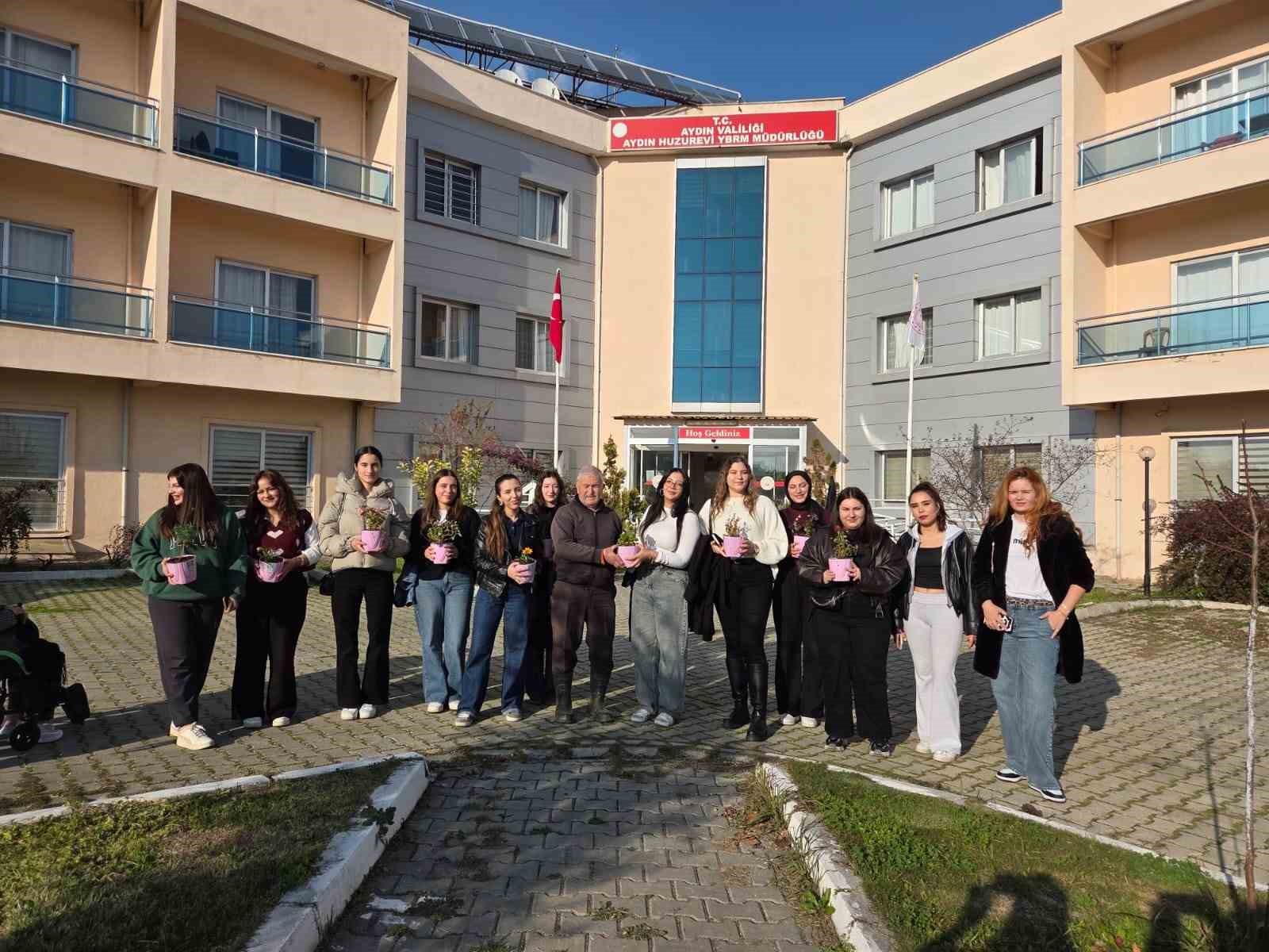 &Uuml;niversiteli gen&ccedil;ler, yaşlı &ccedil;ınarları unutmadı
