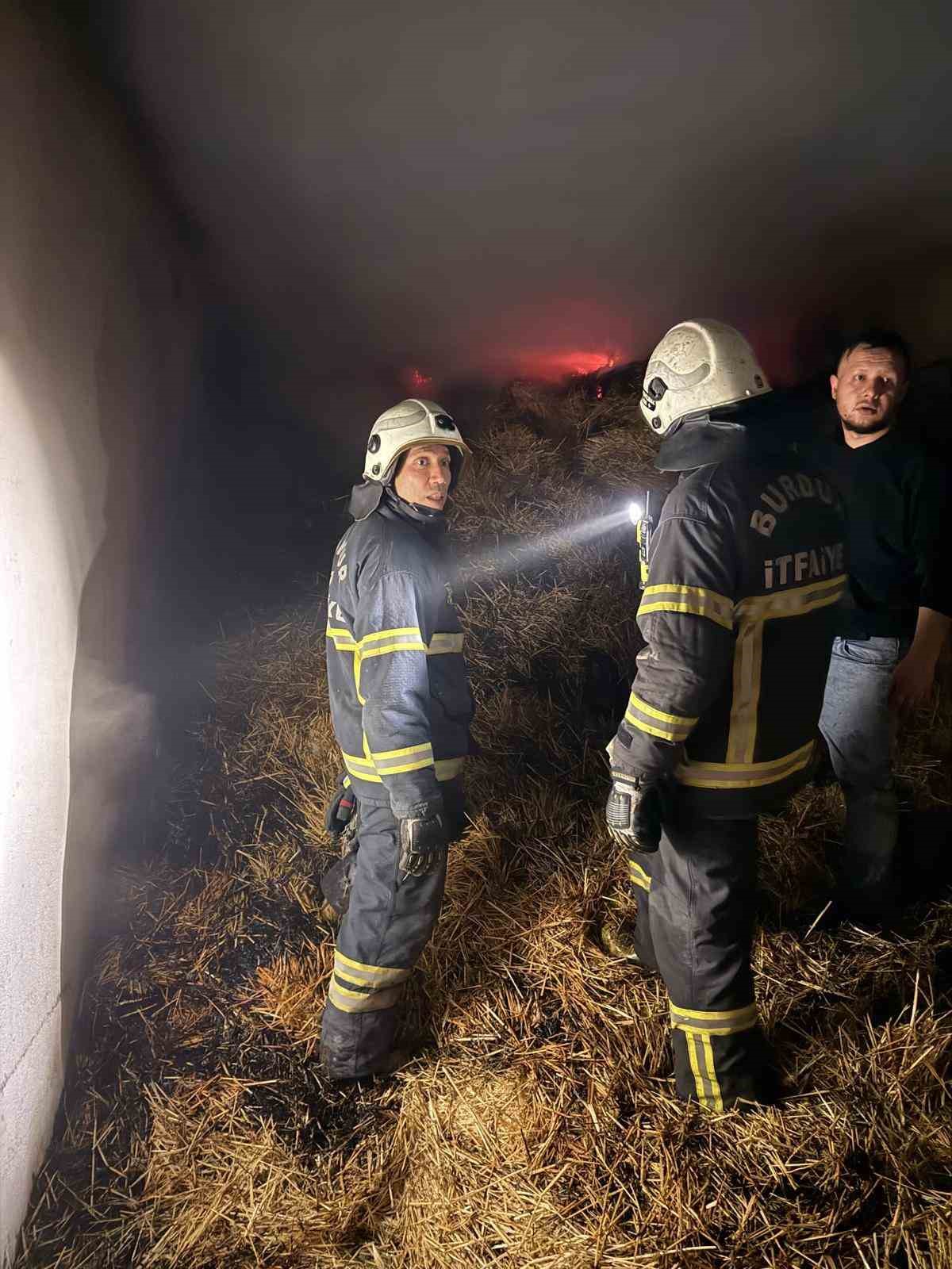 Burdur’da çıkan yangında 2 bine yakın saman balyası zarar gördü