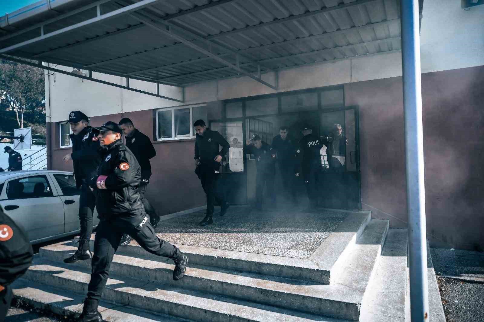 İzmir&rsquo;de, itfaiyeden polis okulunda yangın tatbikatı
