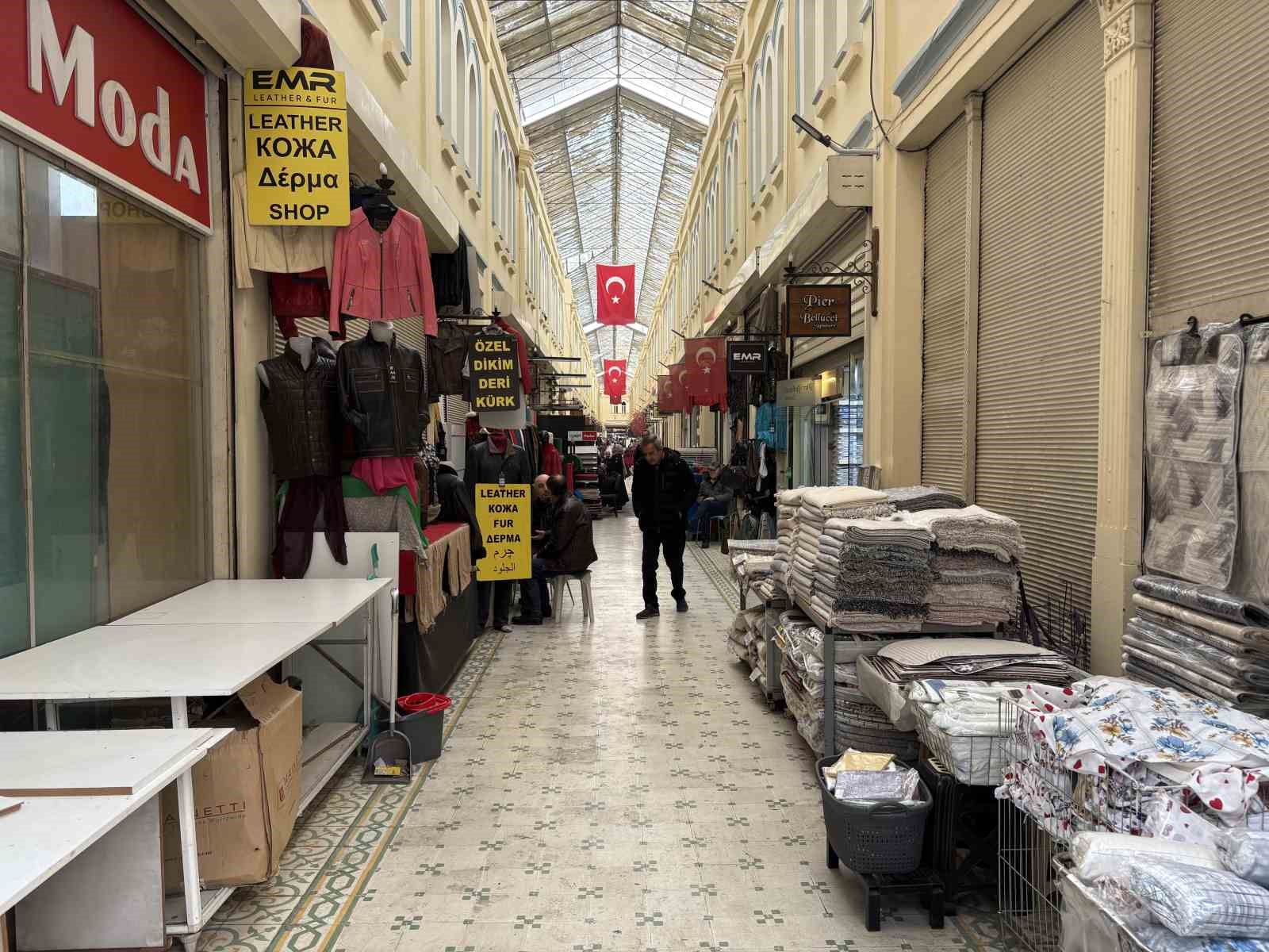 Tarihi Kemeraltı &Ccedil;arşısı&rsquo;nda yılbaşı yoğunluğu
