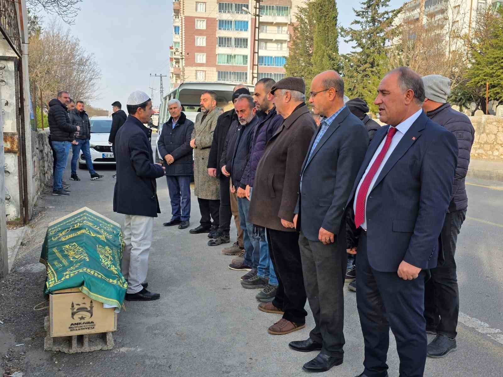 İsvi&ccedil;re&rsquo;de hayatını kaybeden Cumhurbaşkanı Erdoğan&rsquo;ın &ouml;ğretmeni, memleketi Diyarbakır&rsquo;da defnedildi
