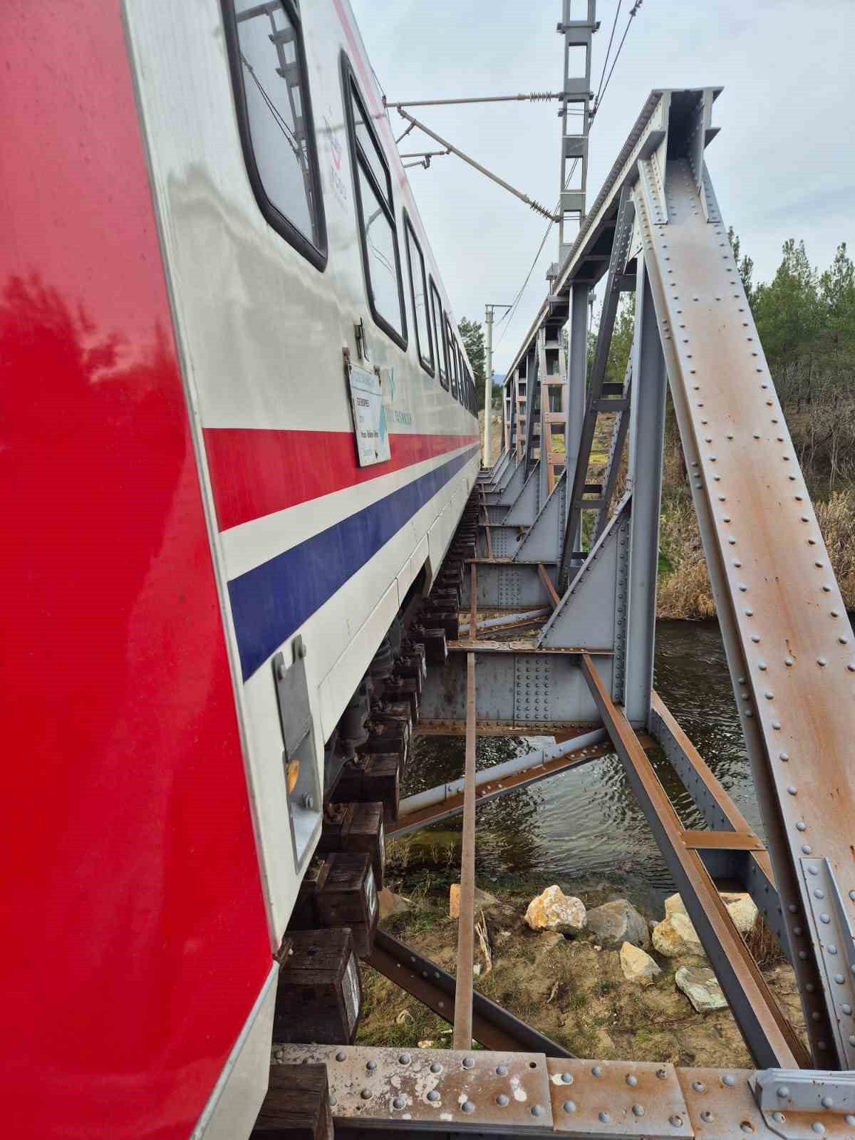 Trenin ge&ccedil;tiği k&ouml;pr&uuml;de hayatını kaybetti
