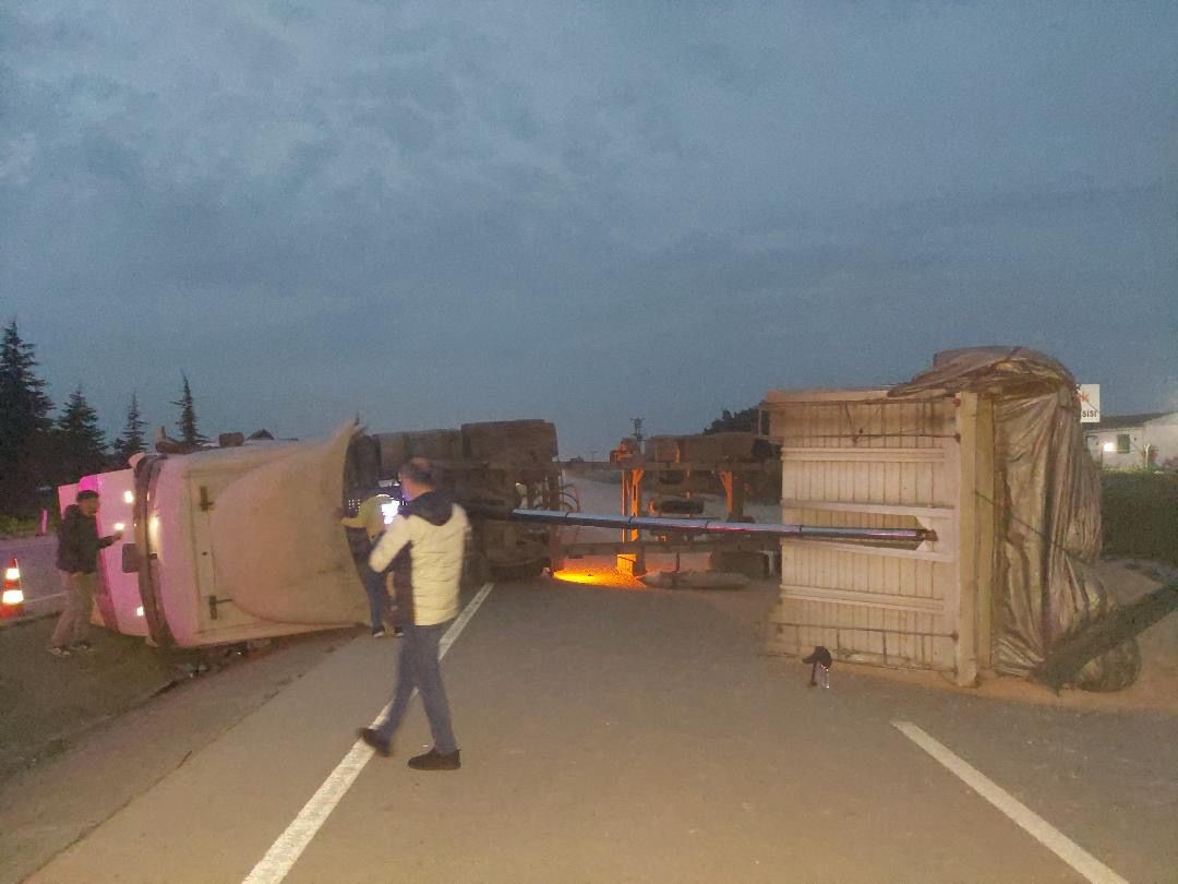 Bandırma-Susurluk karayolunda TIR devrildi: Yol bir s&uuml;re trafiğe kapandı
