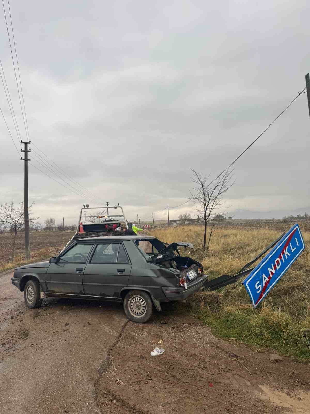 Trafik levhasına &ccedil;arpıp hurdaya d&ouml;nen ara&ccedil;ta 3 kişi yaralandı
